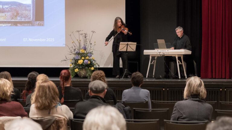 Aroa Sorin & Henning Lucius sorgen für musikalische Intermezzi.