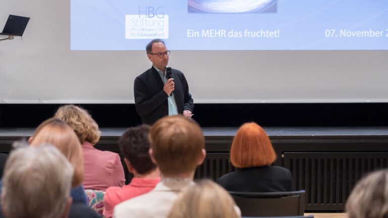 Dr. Bernard Holle moderiert elegant und tagesaktuell.