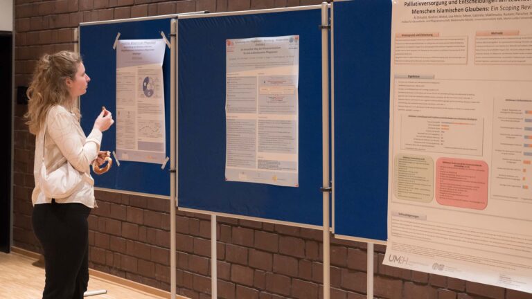 Die Arbeiten der Stipendiat:innen werden vorgestellt.